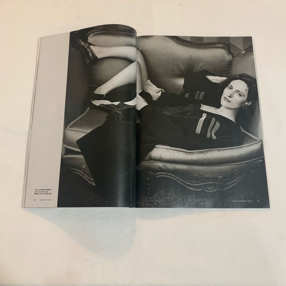 Vanity Fair Phoebe Waller-Bridge “Has Date Destiny” Issue July/Aug 2023 Magazine - Picture 5 of 11